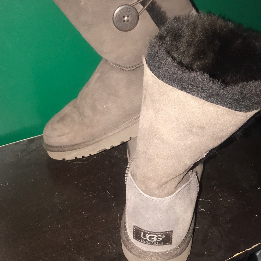WOMENS BROWN BAILEY BUTTON UGGS NEW W/ OUT BOX